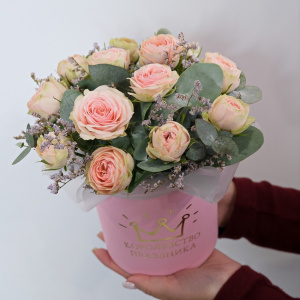 Кустовые розы в коробочке с эвкалиптом "Кэти"