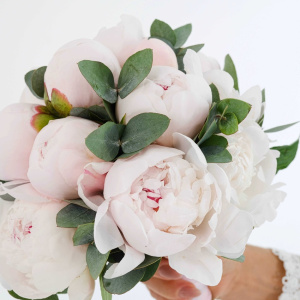 Белые пионы для изящной невесты в букете «Пленительное счастье»