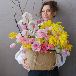 Орхидея Цимбидиум и пионовидные розы Охара в сумке ручной работы "Медовая орхидея"