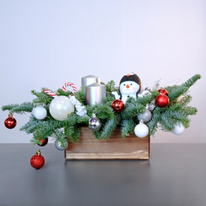 Новогодняя композиция из нобилиса со свечами и сувениром "Очаровательный снеговик"