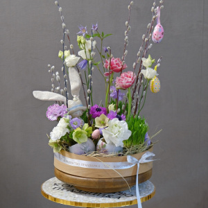 Композиция на Пасху в ящичке: анемоны, тюльпаны, верба, яйца ручной работы и сувенир