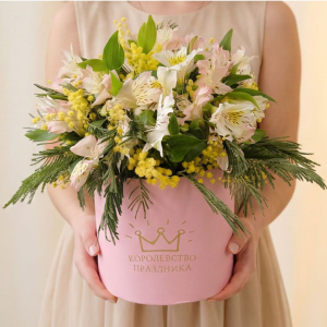 Альстромерия и мимоза в коробочке