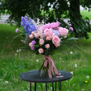 Авторский букет с летними цветами: дельфиниум, пионы и ароматные розы