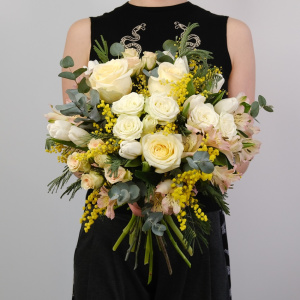 Пионовидные розы, мимоза и белые тюльпаны в весеннем букете