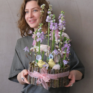  Ранункулюсы, клематисы и маттиола в нежной композиции на Пасху с сувенирами "Цыплята"