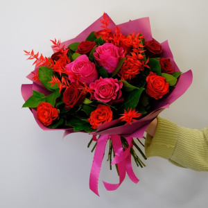 Ароматные красные розы в пышном букете с зеленью