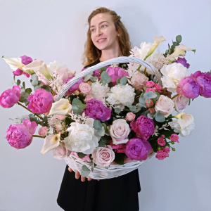 Пионы, каллы и розы в большой эффектной корзине "Букет Мечты"