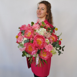 Коралловые пионы и гортензия в большом букете "Шарм"