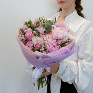 Ароматные пионы и пионовидные розы в букете 