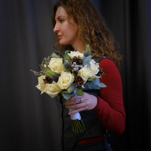 Зимний букет невесты с белыми розами, эвкалиптом и шишками