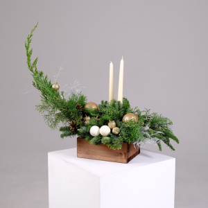 Новогодняя композиция из нобилиса со свечами "Золотые мечты Зимы"