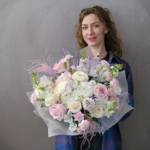 Изысканный букет с пионовидными розами и ранункулюсами "Палитра нежности"