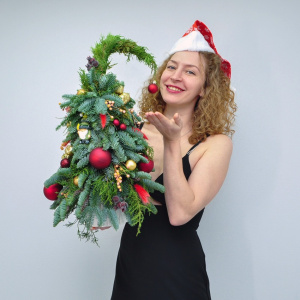 Ёлка ручной работы из живой ели с изогнутой макушкой