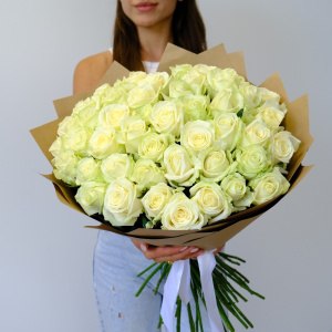 Белые розы Россия 60 см, 51 шт. Ваза в подарок!