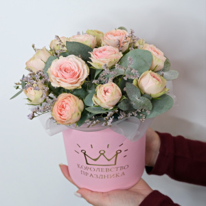 Кустовые розы в коробочке с эвкалиптом "Кэти"