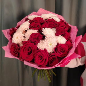 Уже собран! Ароматные розы и кружевная хризантема в пышном букете