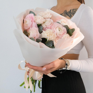 Ранункулюсы (Лютики) и диантусы в нежном букете «Моей красавице»