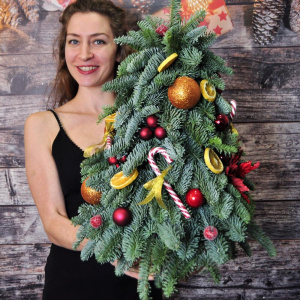 Яркая елка ручной работы из нобилиса с декором