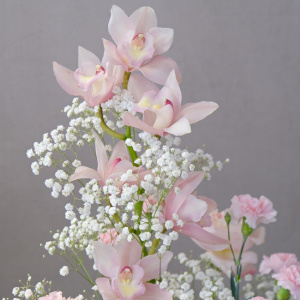 Розовая орхидея Цимбидиум и гипсофила в стеклянной вазе