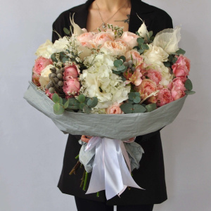 Пионовидные розы Джульетта и гортензия в большом букете