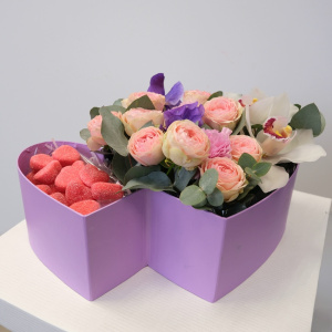 Коробка сердце: мармелад, орхидеи  и кустовые розы