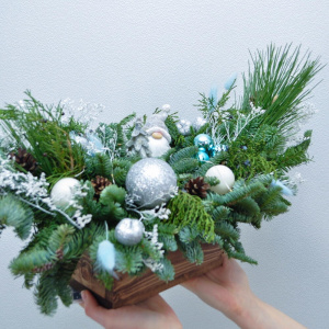 Новогодняя композиция с гирляндой «Снежный гном»