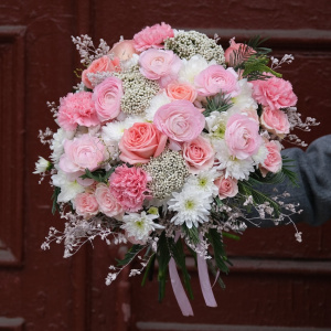 Ранункулюсы в букете "Цветочная поэзия"