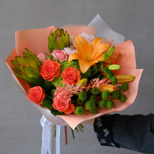 Лилия и пламенные розы в ярком букете