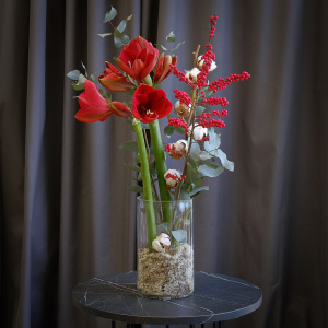 Амариллисы, илекс и хлопок в стеклянной вазе