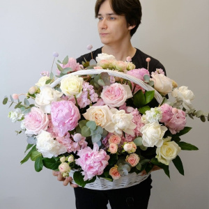 Пионы и ароматные пионовидные розы в корзине "Летний вайб"