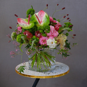 Авторский букет: антуриумы, протея и гвоздики в букете "Тропикана"