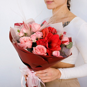 Амариллис и пионовидные розы в букете "Алая заря"