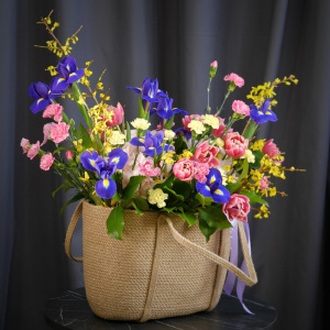 Ирисы, тюльпаны и форзиция в яркой композиции "Весенний вальс цветов"