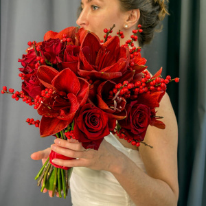 Букет невесты с амариллисами, ягодами илекса и красными розами