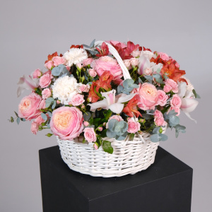 Орхидеи, пионовидные розы и альстромерии в корзине "Рыжий рассвет"