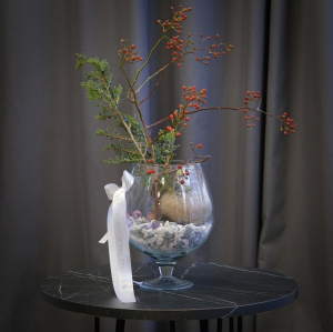 Луковица амариллиса, шиповник и можжевельник в круглой вазе