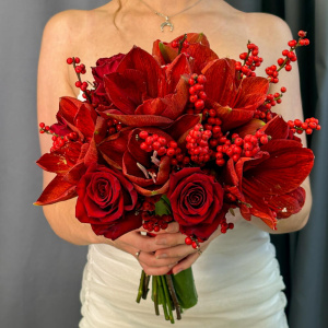Букет невесты с амариллисами, ягодами илекса и красными розами
