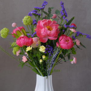 Букет в вазе. Коралловые пионы, статица и яркая зелень
