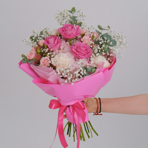 Розовая гортензия и розы в букете "Малиновый бриз"