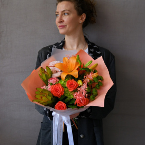 Лилия и пламенные розы в ярком букете