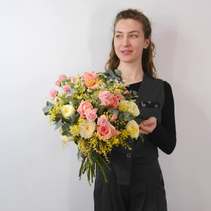 Пионовидные розы и мимоза в ярком букете