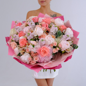 Белые пионы и розы в роскошном букете "Океан Любви"