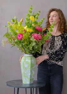 Букет в вазе. Фритиллярия, пионы и сочная зелень