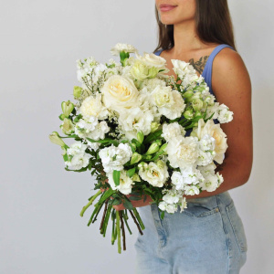 Эустома и пионовидные розы в ароматном букете "Белоснежный"