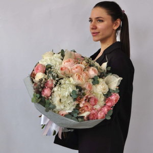 Пионовидные розы Джульетта и гортензия в большом букете