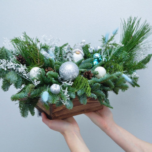 Новогодняя композиция с гирляндой «Снежный гном»