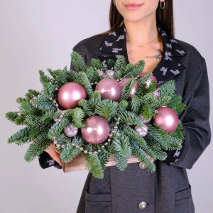 Композиция из нобилиса в деревянном ящичке "Зимнее мерцание"