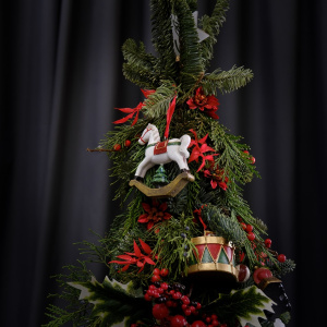 Ёлка ручной работы из нобилиса с красным декором в кашпо