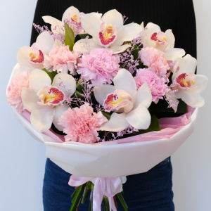Орхидеи и пушистые гвоздики в букете «Изысканный дуэт»