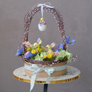  Композиция на Пасху в ящичке (искусственные цветы). Верба и пасхальные сувениры